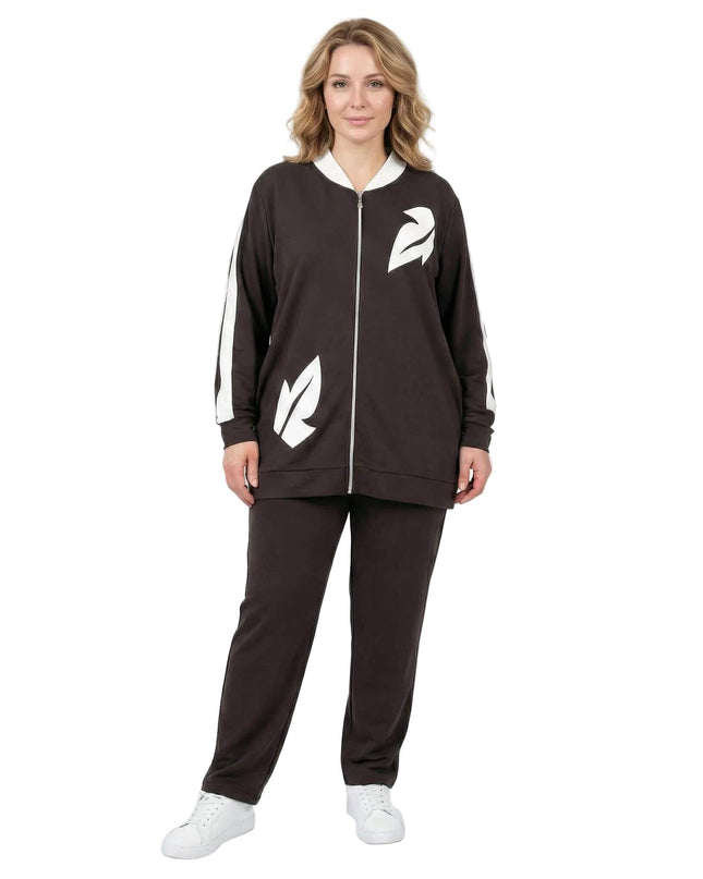 Ежедневен дамски макси комплект от две части в кафяво, декориран с бели мотиви и ленти на ръкавите, заснет в цял ръст отпред.