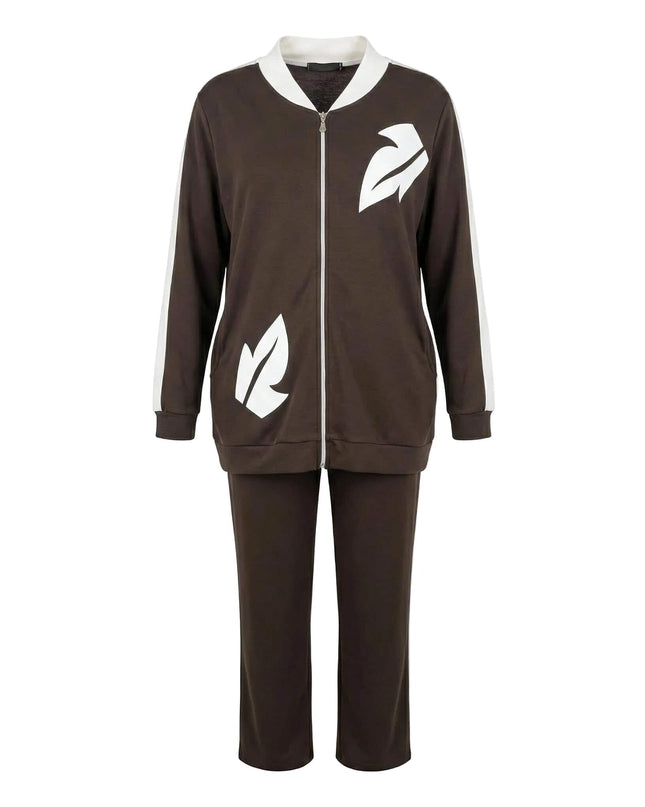 Ежедневен дамски макси комплект от две части в кафяв цвят с бели контрастни елементи и цип, заснет фронтално на бял фон