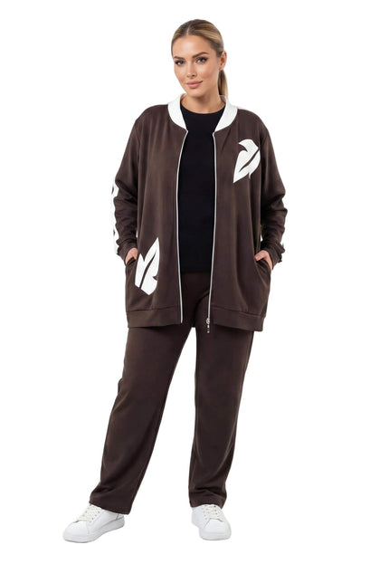 Ежедневен дамски макси комплект в кафяво с бели графични елементи, представен в цял ръст. Включва свободно яке с джобове и удобен прав панталон.