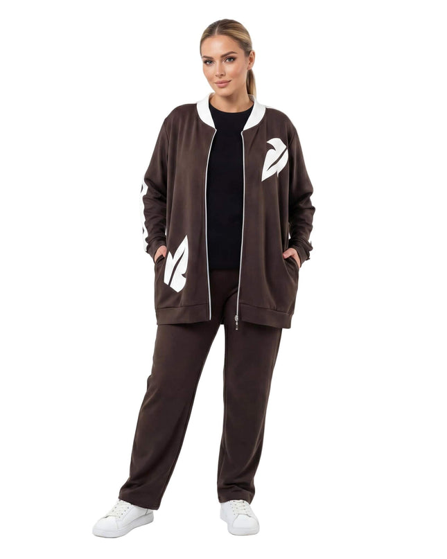 Ежедневен дамски макси комплект в кафяво с бели графични елементи, представен в цял ръст. Включва свободно яке с джобове и удобен прав панталон.