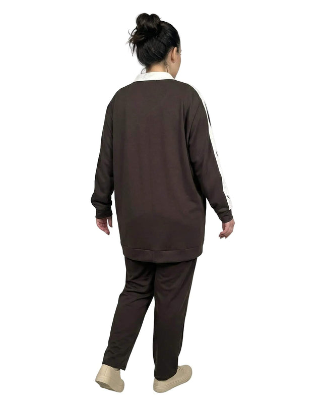 Ежедневен дамски макси комплект в кафяво от две части, заснет в цял ръст отзад, акцентиращ върху свободната кройка на жакета и долнището.