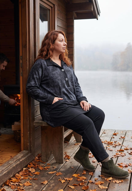 Дамски ежедневен макси комплект от туника с мраморен десен и черен панталон в цял ръст, представен сред спокойна есенна атмосфера край езеро.