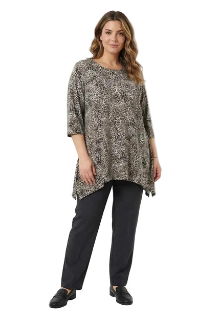 Ежедневна макси туника с леопардов десен, 3/4 ръкави и разкроена кройка, заснета в цял ръст на бял фон.
