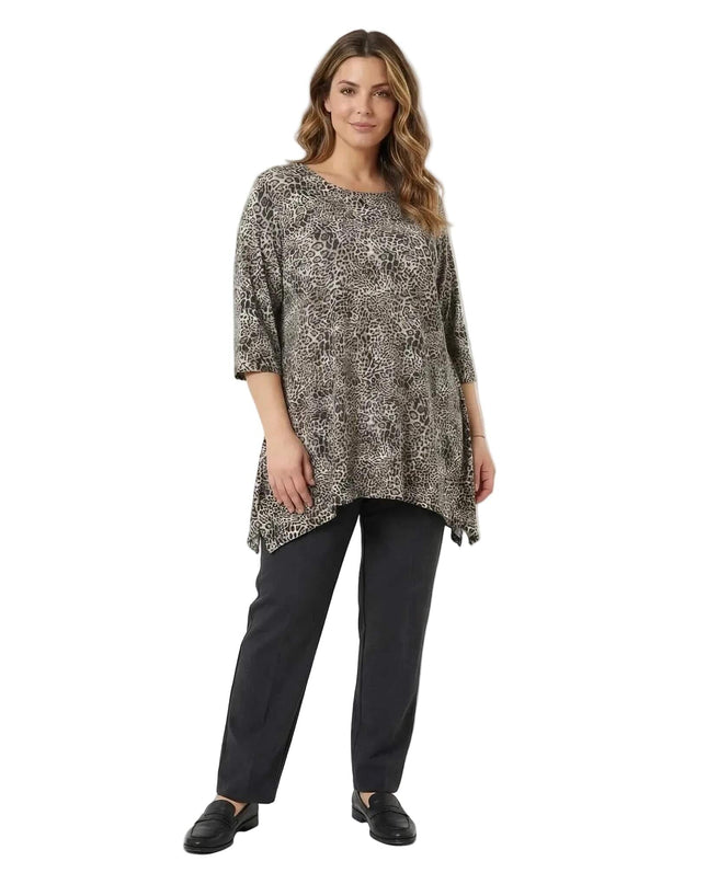 Ежедневна макси туника с леопардов десен, 3/4 ръкави и разкроена кройка, заснета в цял ръст на бял фон.