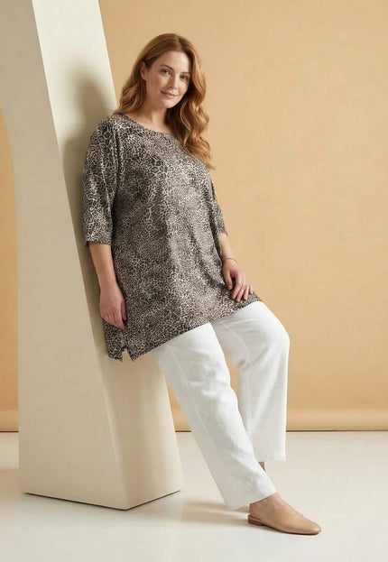 Ежедневна макси туника с леопардов десен и 3/4 ръкави, представена в кадър цял ръст върху модел, комбинирана с бели панталони.