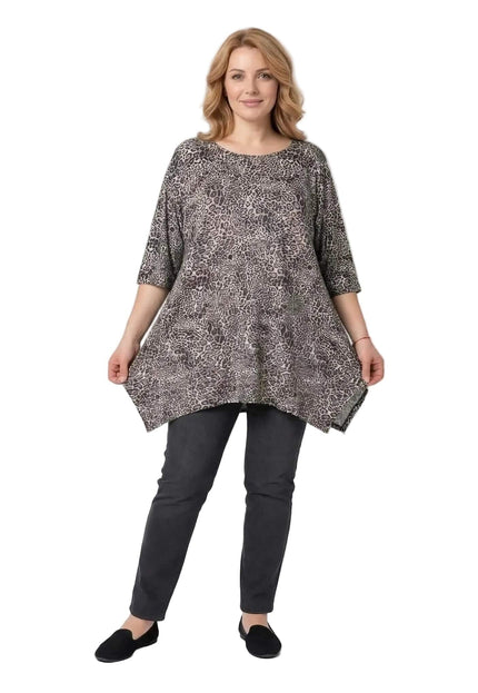 Ежедневна макси туника с леопардов десен, заснета в цял ръст на бял фон. Моделът демонстрира свободната разкроена кройка на дрехата.