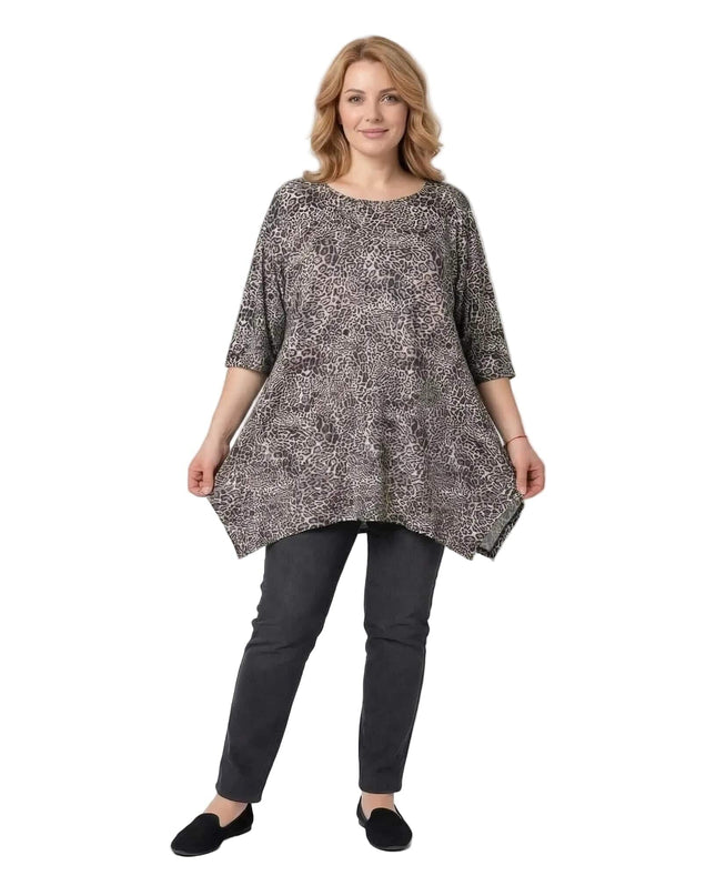 Ежедневна макси туника с леопардов десен, заснета в цял ръст на бял фон. Моделът демонстрира свободната разкроена кройка на дрехата.