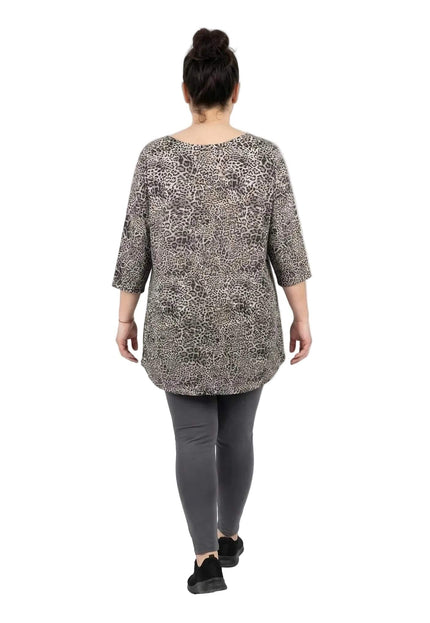 Изглед отзад на ежедневна макси туника с леопардов десен и 3/4 ръкави, представена от модел на бял фон.