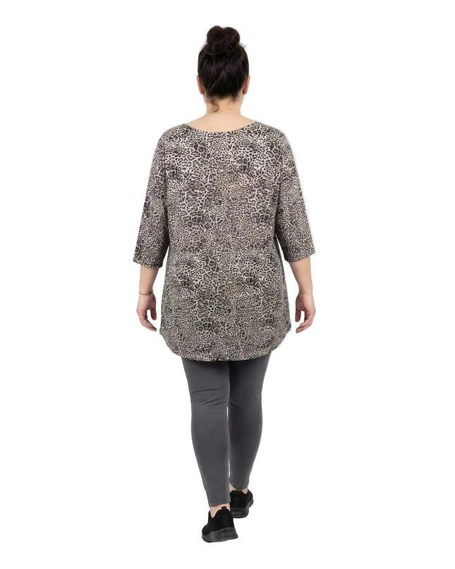 Изглед отзад на ежедневна макси туника с леопардов десен и 3/4 ръкави, представена от модел на бял фон.