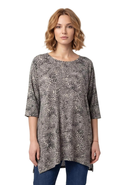 Ежедневна макси туника с леопардов десен, обло деколте и 3/4 ръкави. Моделът е представен в анфас на бял фон, съчетан с тъмни дънки.