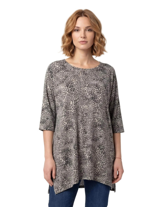 Ежедневна макси туника с леопардов десен, обло деколте и 3/4 ръкави. Моделът е представен в анфас на бял фон, съчетан с тъмни дънки.