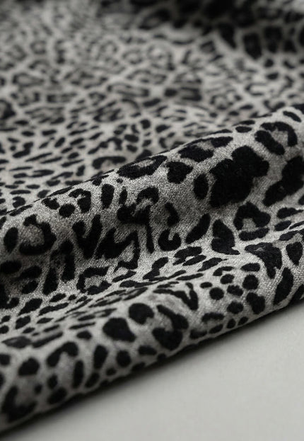 Детайл отблизо на материята на ежедневна макси туника, показващ ефектен леопардов десен в сиво и черно.