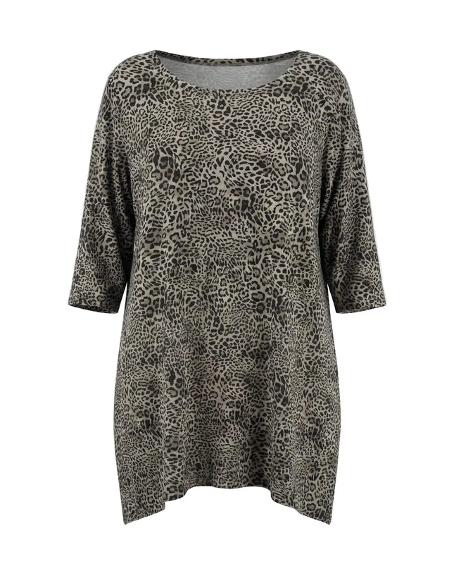 Ежедневна разкроена макси туника с актуален леопардов десен, 3/4 ръкави и елегантно обло деколте, представена на бял фон.