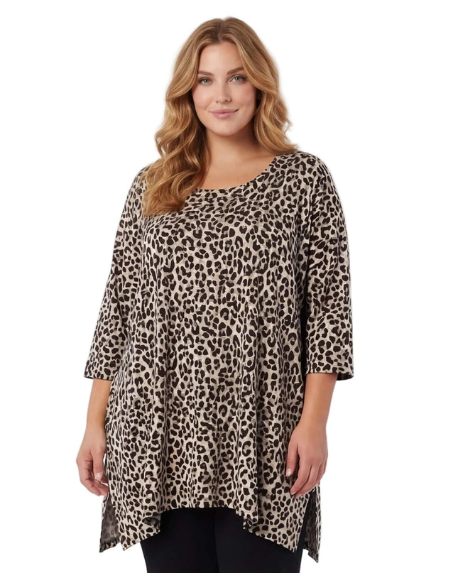 Ежедневна макси туника в леопардов десен с 3/4 ръкави и обло деколте, снимана отпред върху модел на бял фон.