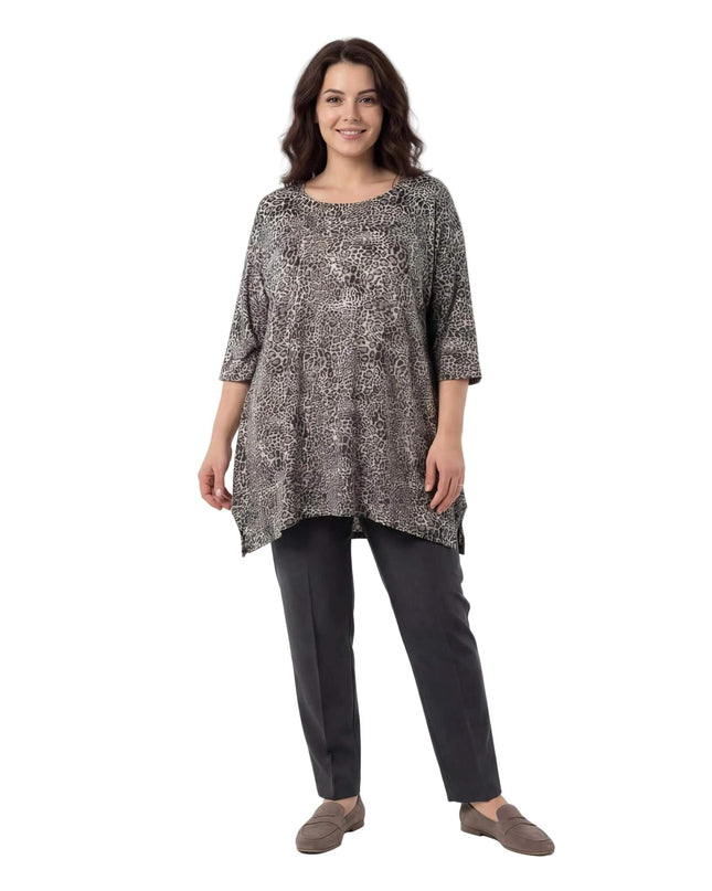 Ежедневна макси туника в леопардов десен с 3/4 ръкави и кръгло деколте, представена в цял ръст на бял фон.