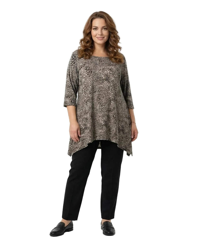 Ежедневна макси туника в леопардов десен с 3/4 ръкави и асиметричен подгъв. Представена в цял ръст на бял фон, съчетана с черен панталон.