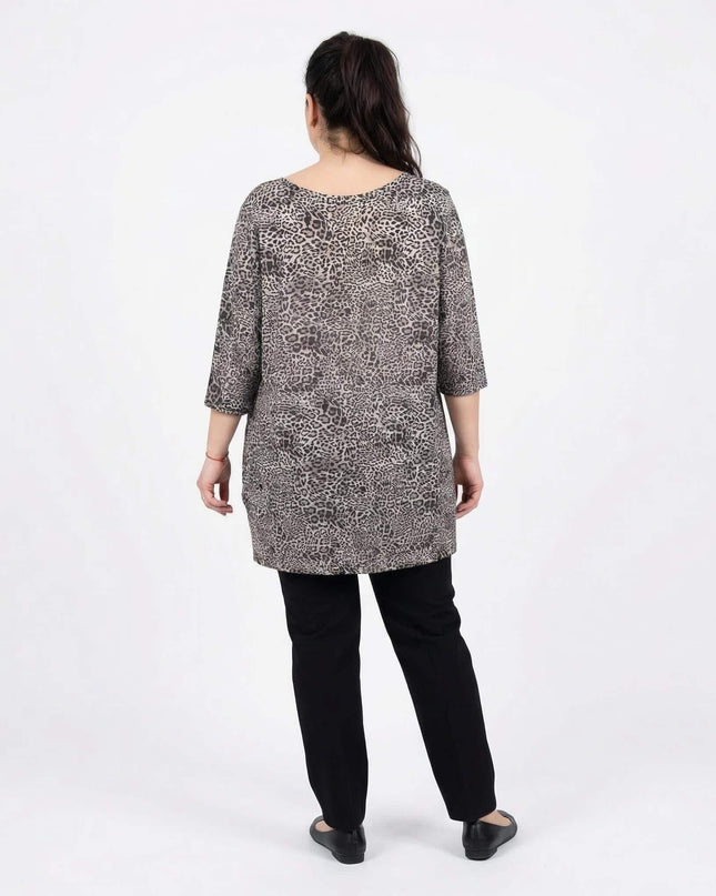 Изглед отзад на ежедневна макси туника в леопардов десен с 3/4 ръкави, представена на бял фон в комбинация с черен панталон.