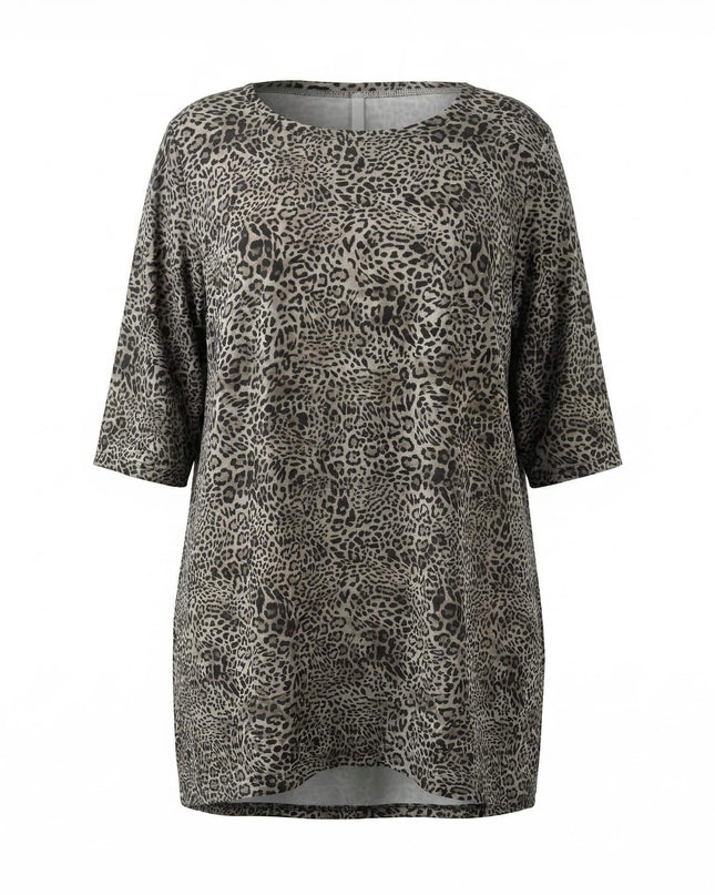 Ежедневна макси туника големи размери в леопардов десен с обло деколте и 3/4 ръкави, заснета отпред на бял фон.