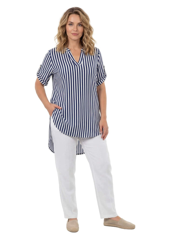 Лятна дамска макси туника в бяло с тъмносиньо райе и асиметрична кройка. Моделът е представен в цял ръст на бял фон.
