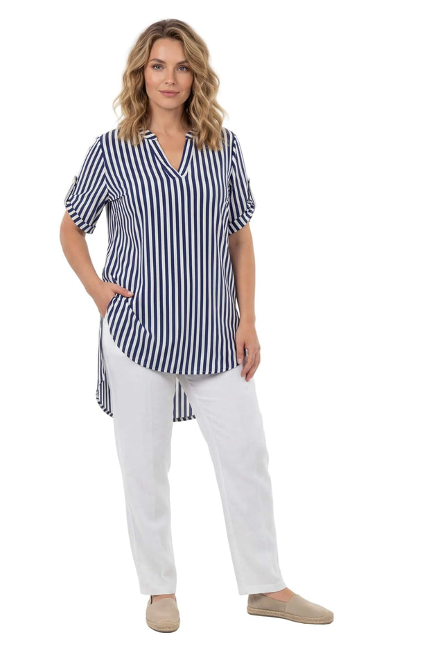 Лятна дамска макси туника в бяло с тъмносиньо райе и асиметрична кройка. Моделът е представен в цял ръст на бял фон.