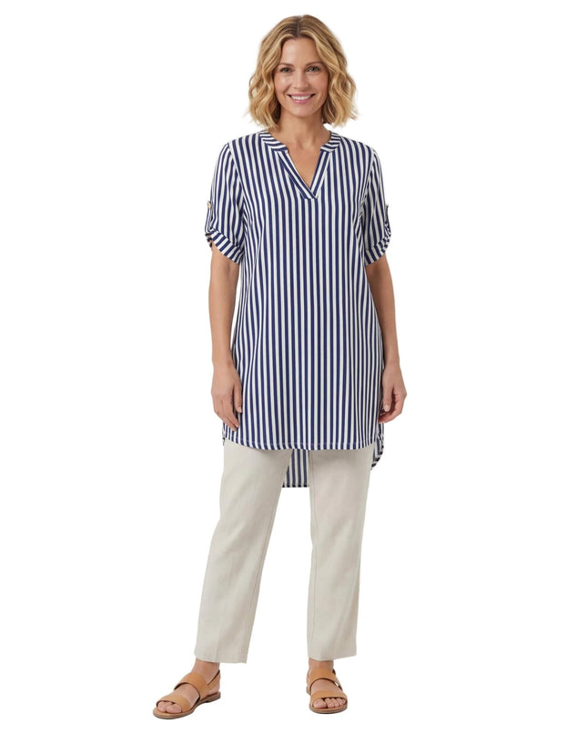 Лятна дамска макси туника в бяло с тъмносиньо вертикално райе и къс ръкав. Моделът е сниман в цял ръст на бял фон, изглед отпред.