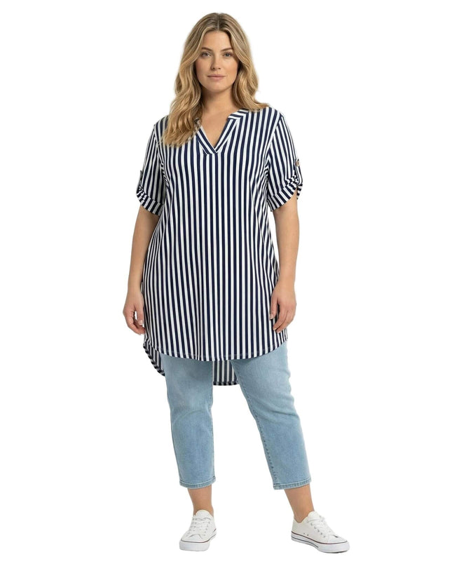 Снимка в цял ръст на лятна дамска макси туника в бяло с тъмносиньо райе, с V-образно деколте и асиметрична дължина, представена на модел върху бял фон.