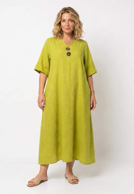 Лятна памучна рокля големи размери в цвят лайм с V-образно деколте и две дървени копчета. Моделът е представен в цял ръст.