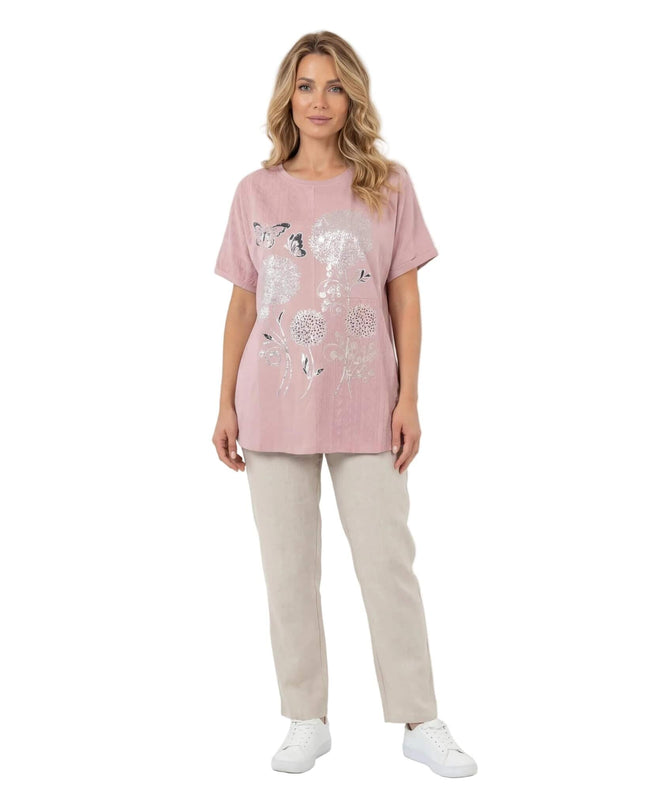 Светлорозова памучна туника големи размери с къс ръкав и сребрист принт на цветя, представена отпред в цял ръст на бял фон.