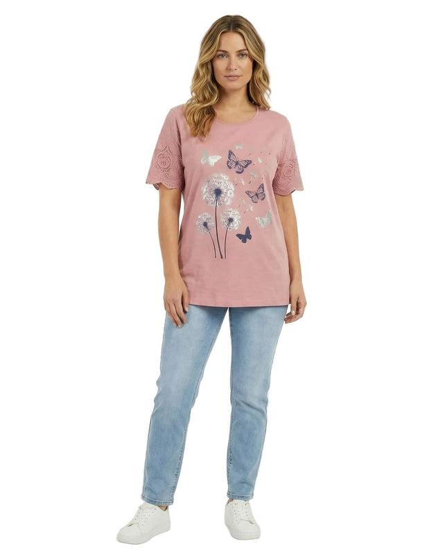 Дамска лятна памучна туника в нежно розово с принт на глухарчета и пеперуди, и дантелени къси ръкави, представена в цял ръст.