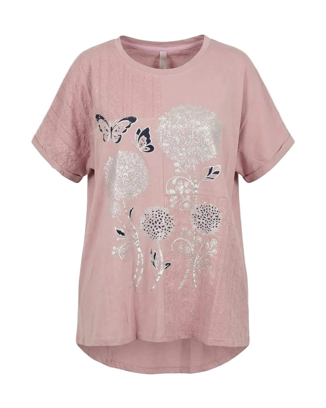 Дамска лятна памучна туника големи размери в розово с принт на цветя и пеперуди, плосък кадър на бял фон.