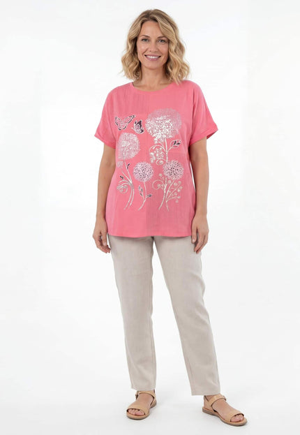 Лятна памучна туника в цвят корал с флорална апликация и къси ръкави, представена в цял ръст на бял фон.