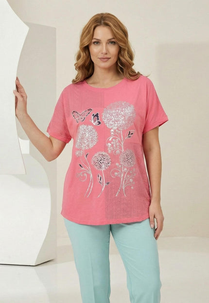 Лятна памучна туника в цвят корал със сребриста флорална апликация, представена отпред в 3/4 кадър върху модел.