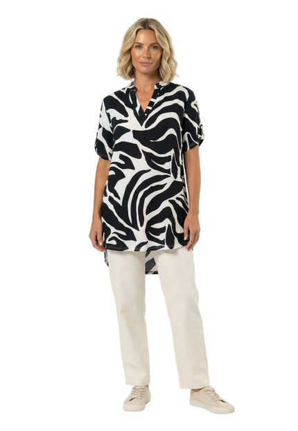 Макси лятна туника с черно-бял абстрактен принт, V-образно деколте и къси ръкави, представена в цял ръст на бял фон.