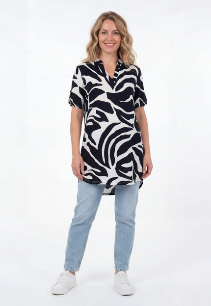 Дамска макси лятна туника с черно-бял абстрактен принт, V-образно деколте и къси ръкави, представена в цял ръст.