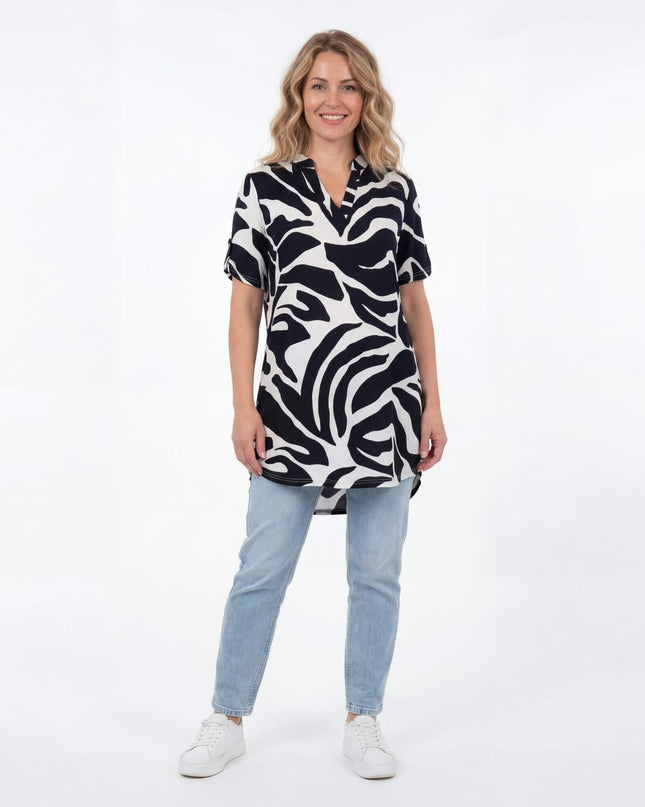 Дамска макси лятна туника с черно-бял абстрактен принт, V-образно деколте и къси ръкави, представена в цял ръст.