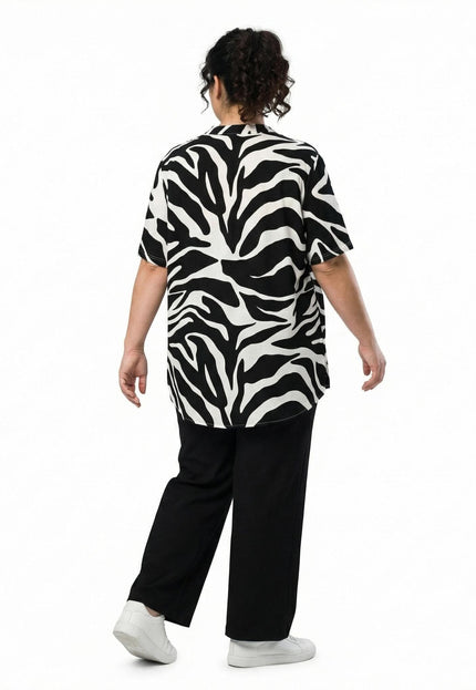 Черно-бяла макси лятна туника с асиметрична кройка и зебра принт, показана отзад в цял ръст върху модел на бял фон.