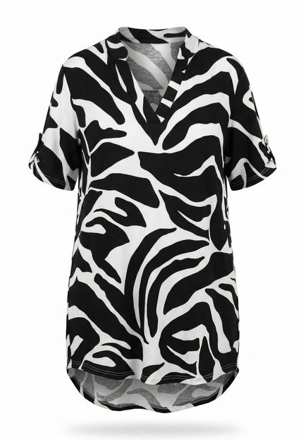 Макси лятна туника в черно и бяло с асиметрична кройка и V-образно деколте. Изглед отпред на бял фон.