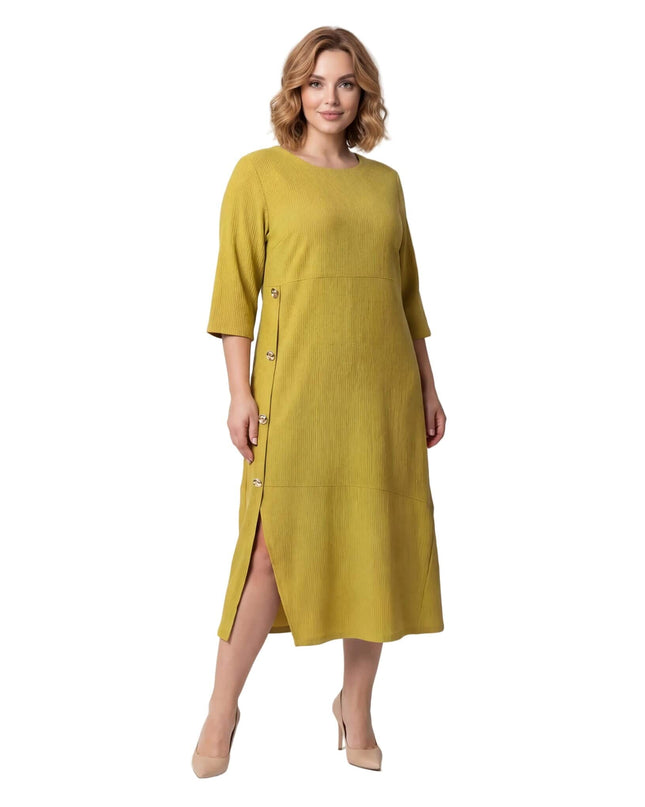 Елегантна макси официална рокля в цвят горчица със странична цепка и асиметрични декоративни копчета. Представена в цял ръст.