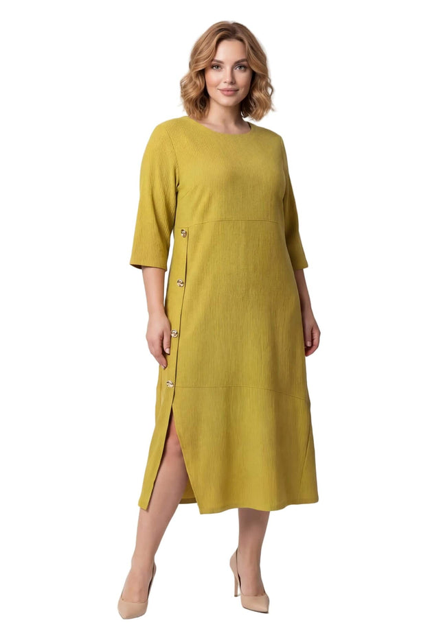 Елегантна макси официална рокля в цвят горчица със странична цепка и асиметрични декоративни копчета. Представена в цял ръст.