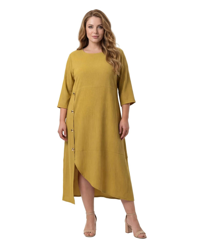 Макси официална рокля в цвят горчица с декоративни копчета и асиметричен подгъв, представена в цял ръст на бял фон.