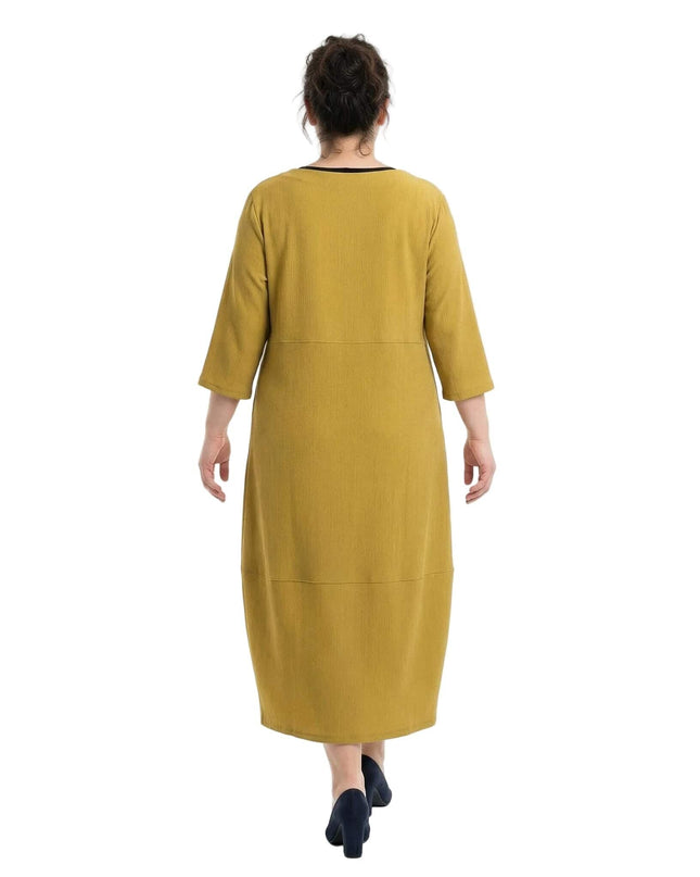 Елегантна макси официална рокля в цвят горчица с разкроен силует и 7/8 ръкави, представена отзад.