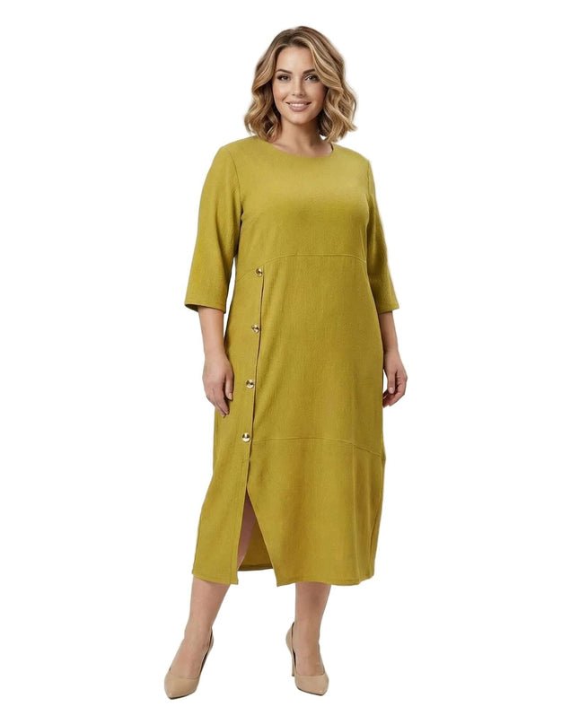 Елегантна макси официална рокля в цвят горчица с декоративни копчета и странична цепка, представена в цял ръст.