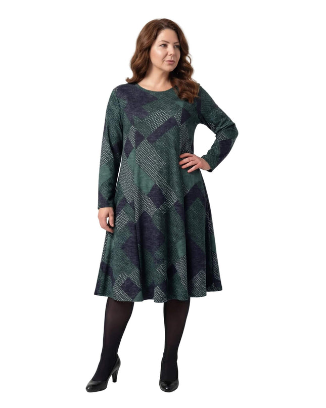 Масленозелена разкроена рокля с геометричен пачуърк и дълги ръкави. Елегантен модел със свободен А-силует, заснет в цял ръст на бял фон.