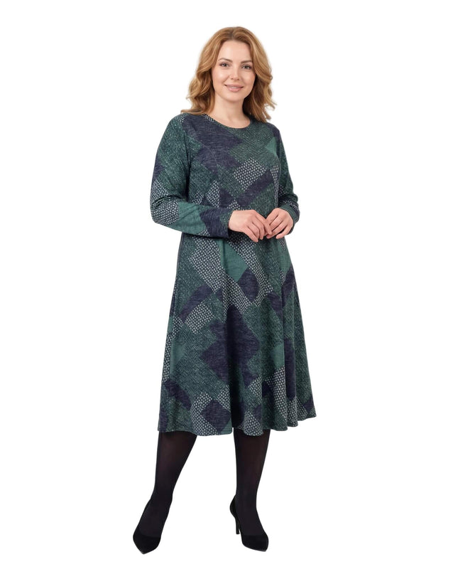 Масленозелена разкроена рокля с геометричен пачуърк и дълъг ръкав, представена в цял ръст. Елегантен модел с А-силует и обло деколте на бял фон.