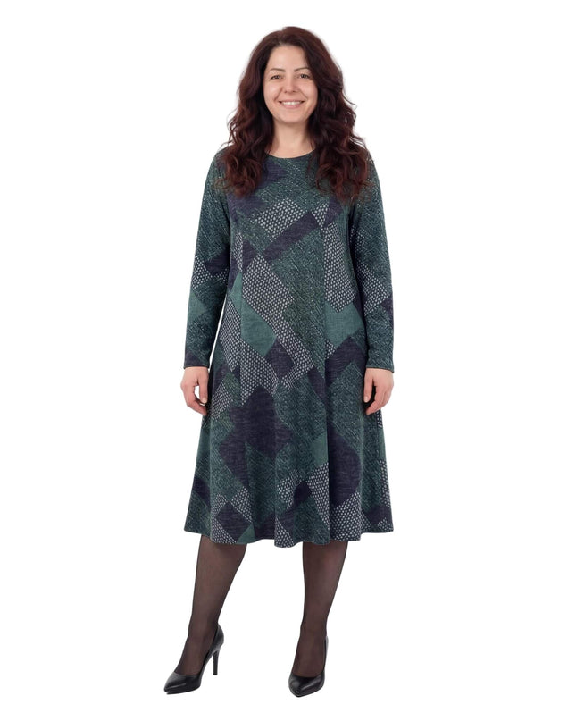 Масленозелена разкроена рокля с геометричен пачуърк, дълги ръкави и обло деколте, представена в цял ръст отпред върху модел на бял фон.