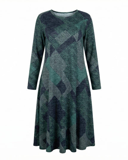 Масленозелена разкроена рокля с геометричен пачуърк принт, дълъг ръкав и обло деколте, заснета като плосък кадър на бял фон.