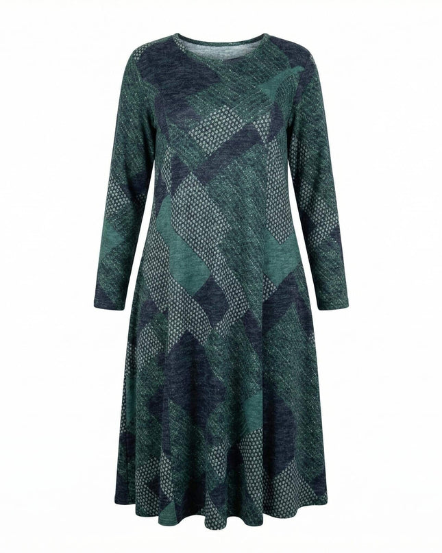 Масленозелена разкроена рокля с геометричен пачуърк принт, дълъг ръкав и обло деколте, заснета като плосък кадър на бял фон.