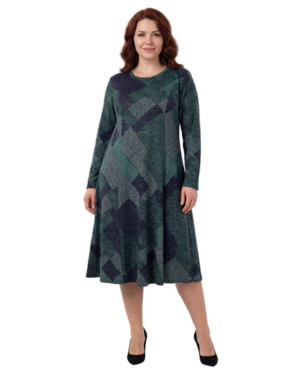 Дамска масленозелена разкроена рокля с геометричен пачуърк, представена в цял ръст. Моделът е с дълги ръкави и свободна линия на бял фон.