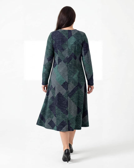 Елегантна разкроена рокля в масленозелен цвят с геометричен пачуърк, заснета в цял ръст с изглед отзад.
