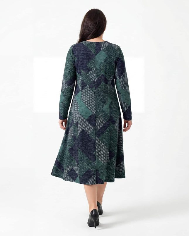 Елегантна разкроена рокля в масленозелен цвят с геометричен пачуърк, заснета в цял ръст с изглед отзад.